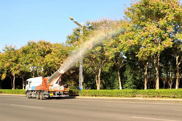 天地美霧炮車(chē)：環(huán)衛(wèi)降塵，吹打落葉，保障道路順暢同行